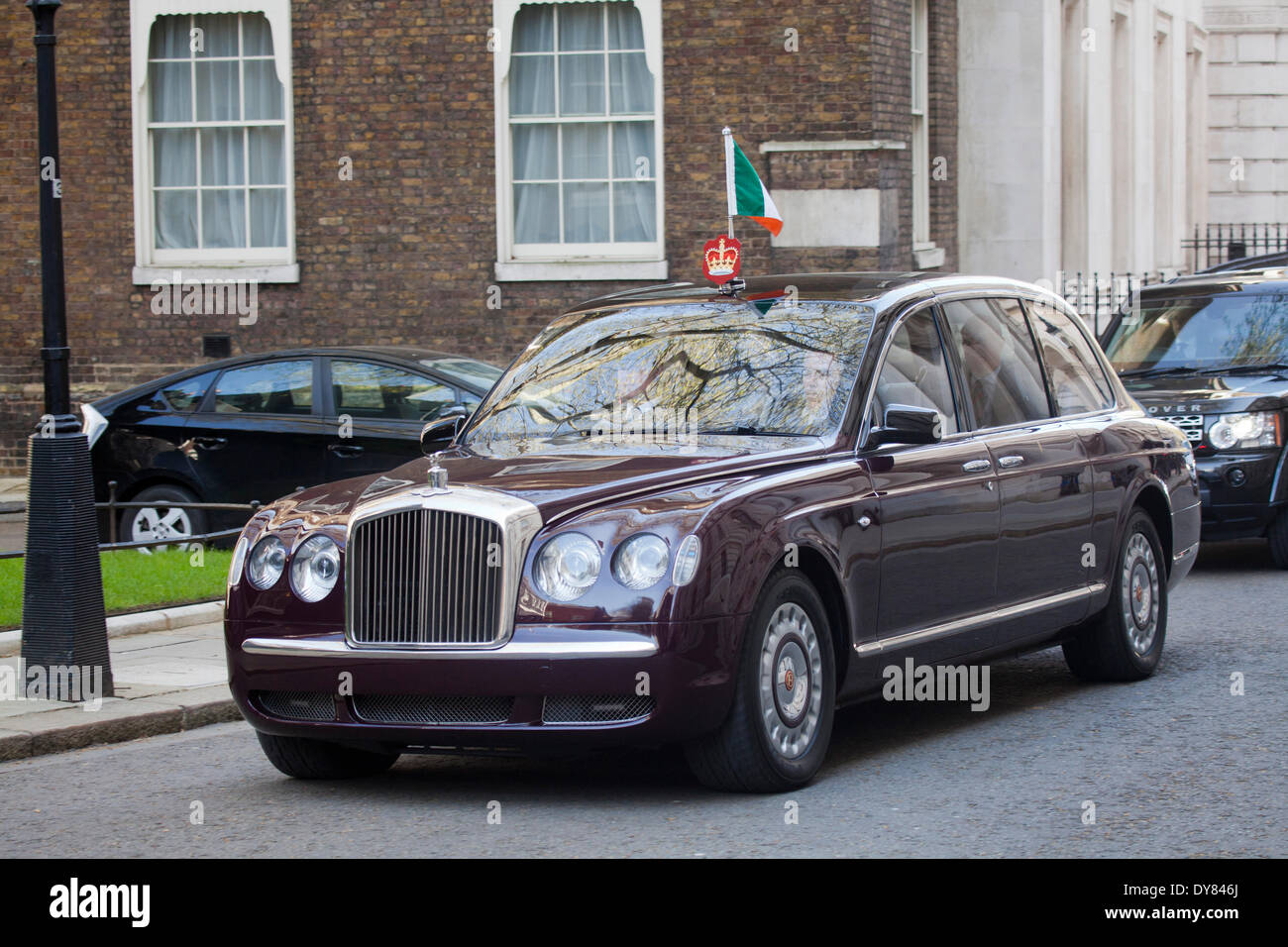 London, UK. 9. April 2014. Irische Präsident Michael Higgins Staatsbesuch in Großbritannien, britische Premierminister David Cameron in 10 Downing Street auf Whitehall London treffen. 9. April 2014. Bildnachweis: Sebastian Remme/Alamy Live-Nachrichten Stockfoto