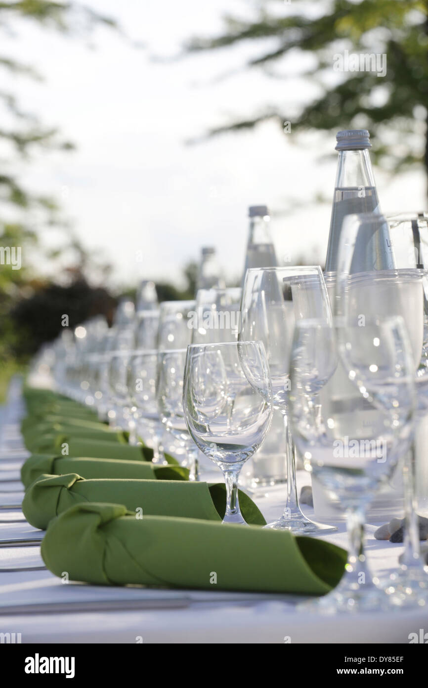 Festlich gedeckten Tisch mit grünen Servietten, Wasser in Flaschen und  Gläser Wein Stockfotografie - Alamy