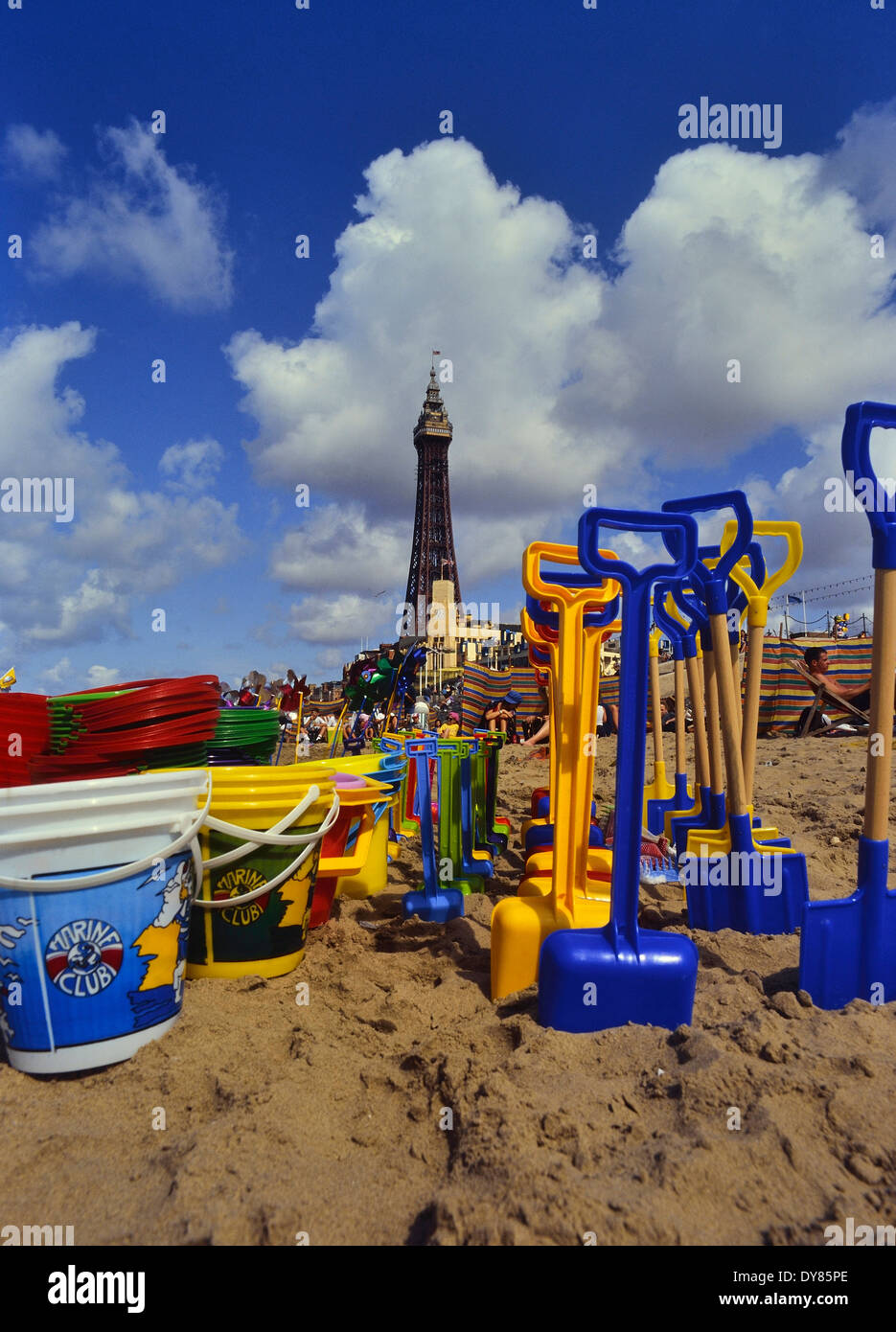 Schaufel und Spaten auf Blackpool Beach. Lancashire. Großbritannien Stockfoto