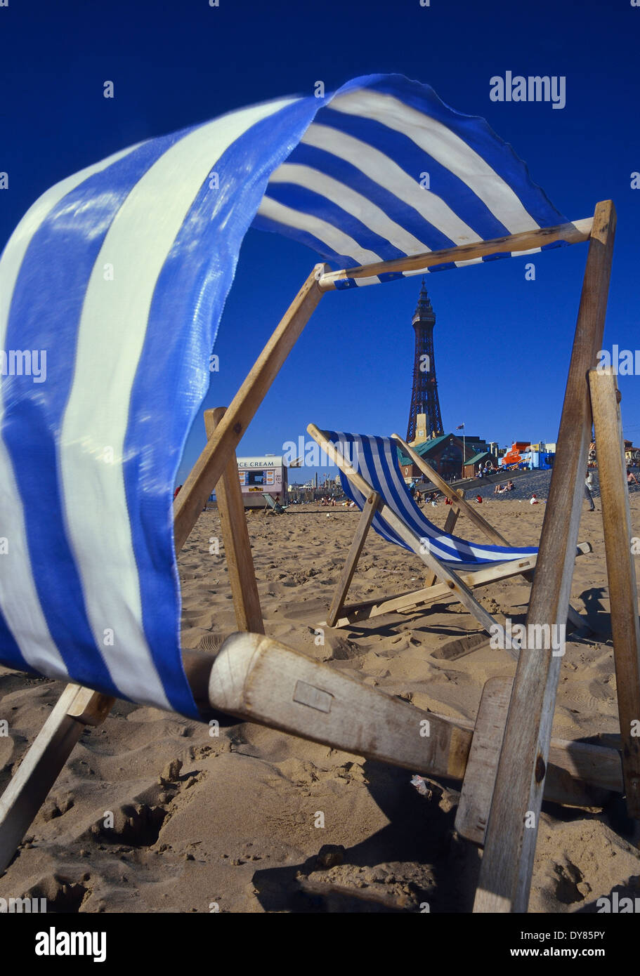 Liegestühle am Strand von Blackpool, Lancashire, England bläst Stockfoto