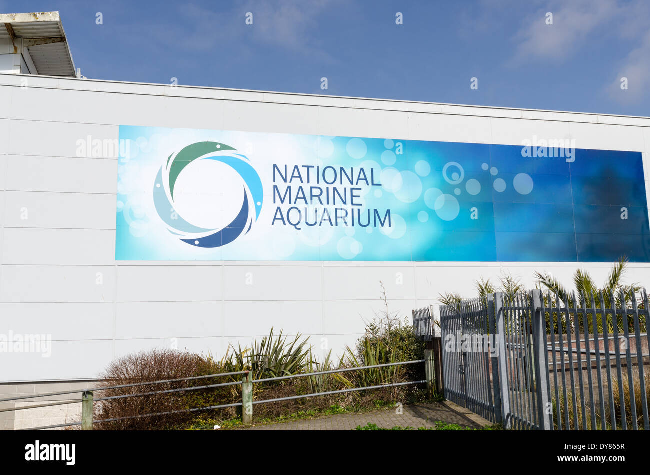 Schild an Wand des National Marine Aquarium in Plymouth, Großbritannien Stockfoto