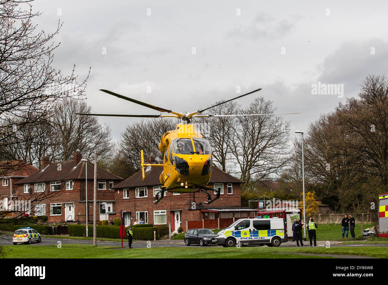 Queenswood Fahrt, Leeds West Yorkshire UK 9. April 2014. Notdienste besuchen einen Vorfall bei rund 1400 Stunden in dem ein Fahrzeug in einem belebten Vorort Straße aufgehoben. Zwei Personen wurden freigeschnitten aus dem Fahrzeug landete auf dem Dach im Wald an der Seite der Straße im Bereich Becketts Park LS6 und aus der Szene entfernt mit einem Krankenwagen. West Yorkshire Air Ambulance auch besuchte die Szene aber wurde nicht verwendet, um Verluste zu transportieren. Ein anderes Fahrzeug, eine gelbe Seat Ibiza, die gesehen wurde, beschädigt zu sein war auch in der Nähe geparkt. Bildnachweis: Ian Wray/Alamy Live-Nachrichten Stockfoto