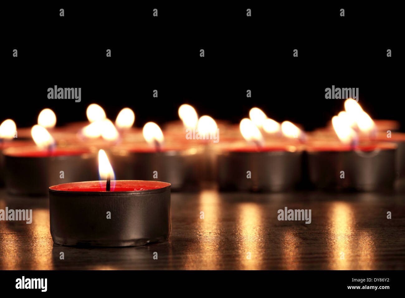 rote Kerzen auf einem Holzfußboden Stockfoto