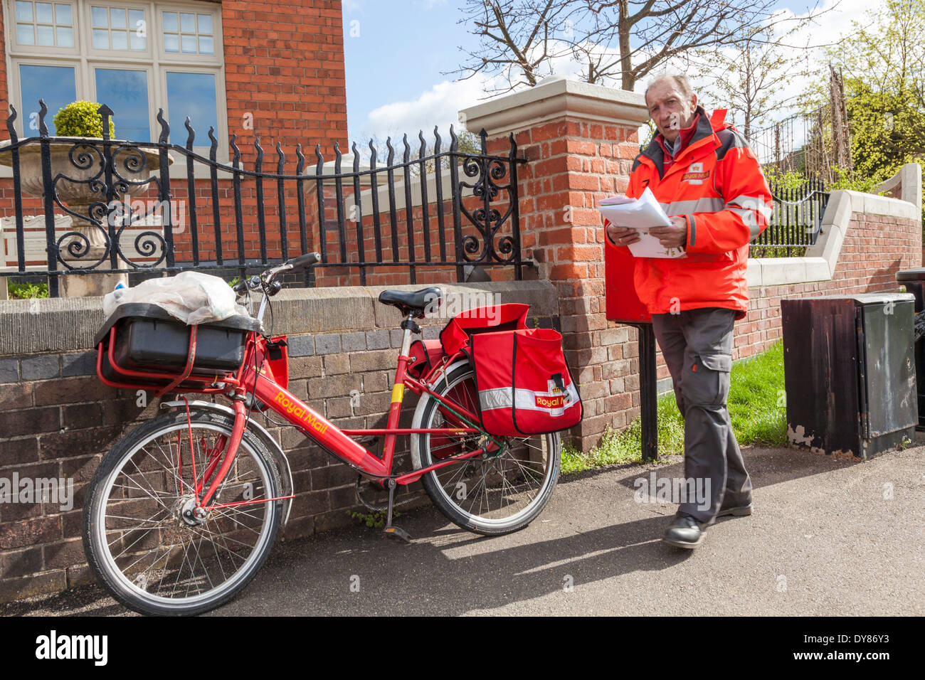 Royal Mail Postbote mit Fahrrad die Post im Dorf von Plumtree, Nottinghamshire, England, Großbritannien Stockfoto