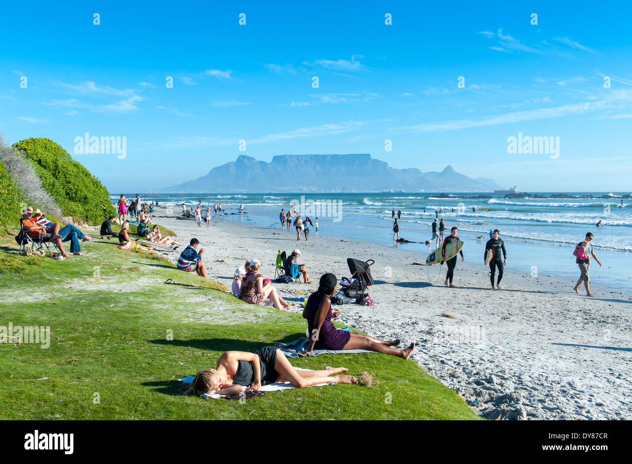 Menschen zu Fuß am Strand in Blouberg, Tafelberg im Hintergrund, Südafrika Stockfoto