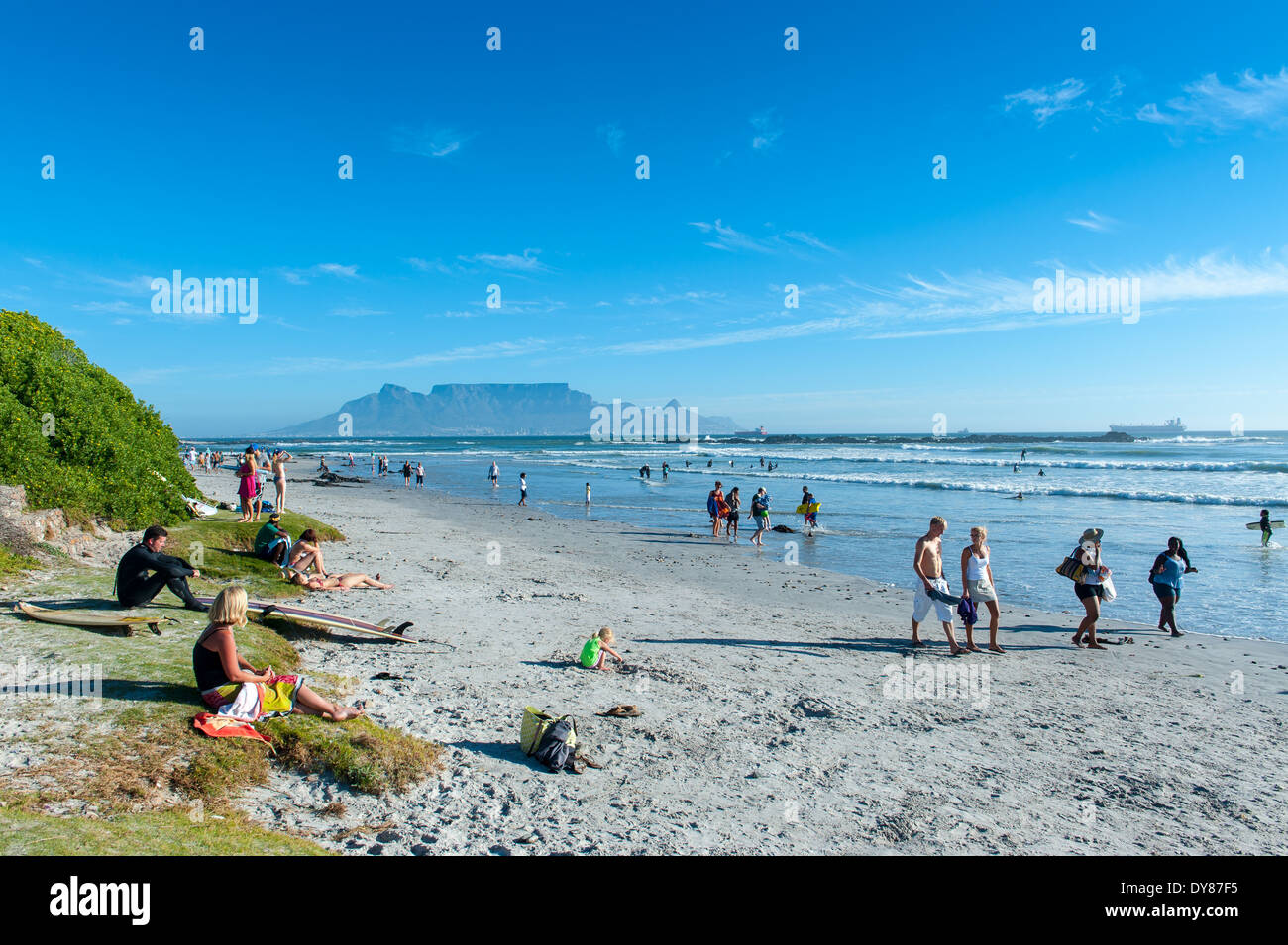 Menschen zu Fuß am Strand in Blouberg, Tafelberg im Hintergrund, Südafrika Stockfoto