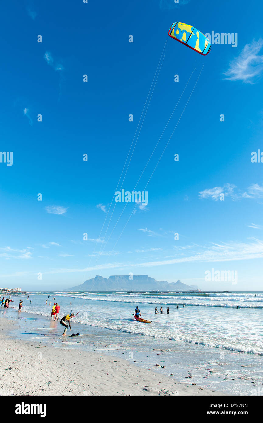 Kitesurfer, die Vorbereitung zu surfen, Bloubergstrand, Tafelberg im Hintergrund, Südafrika Stockfoto