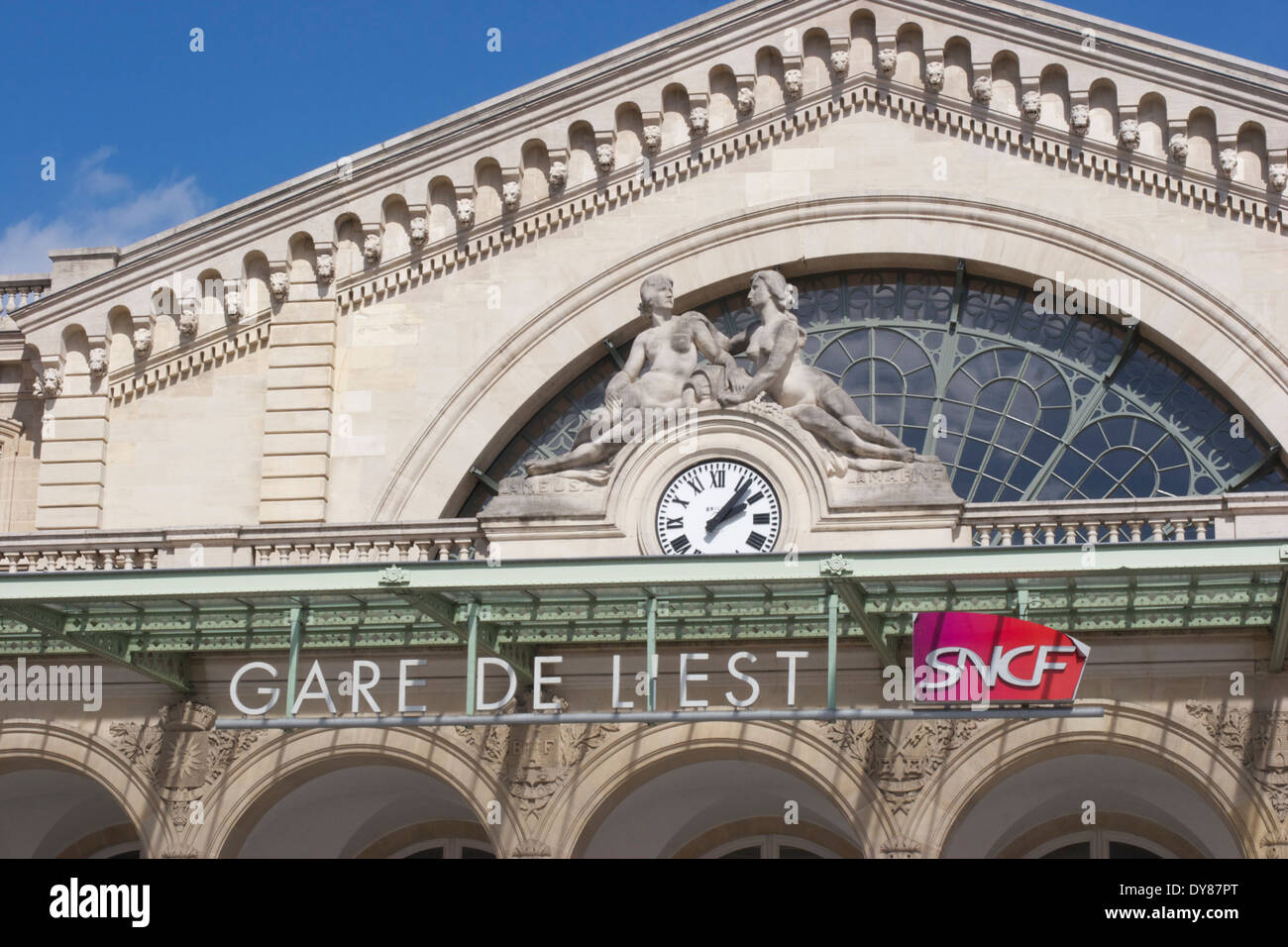 Fassade des Gare de l ' est Bahnhof in Paris Stockfoto