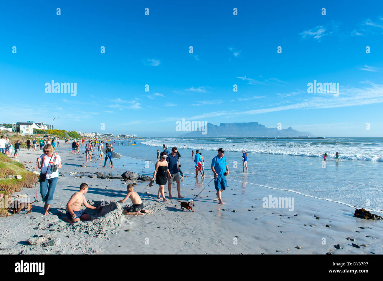 Menschen zu Fuß am Strand in Blouberg, Tafelberg im Hintergrund, Südafrika Stockfoto