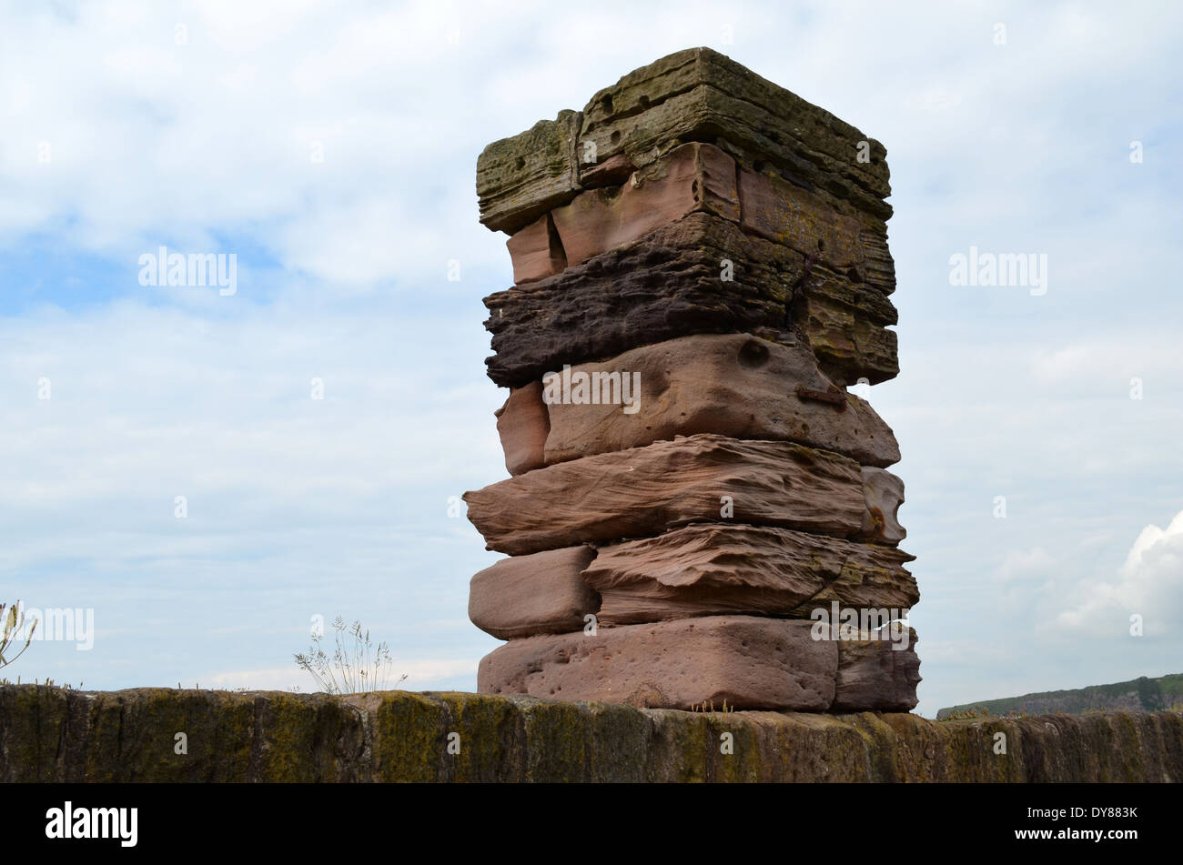 Wind erodiert Säule auf dem alten Kai in Whitehaven. Kai stammt aus dem späten 17. Jahrhundert Stockfoto