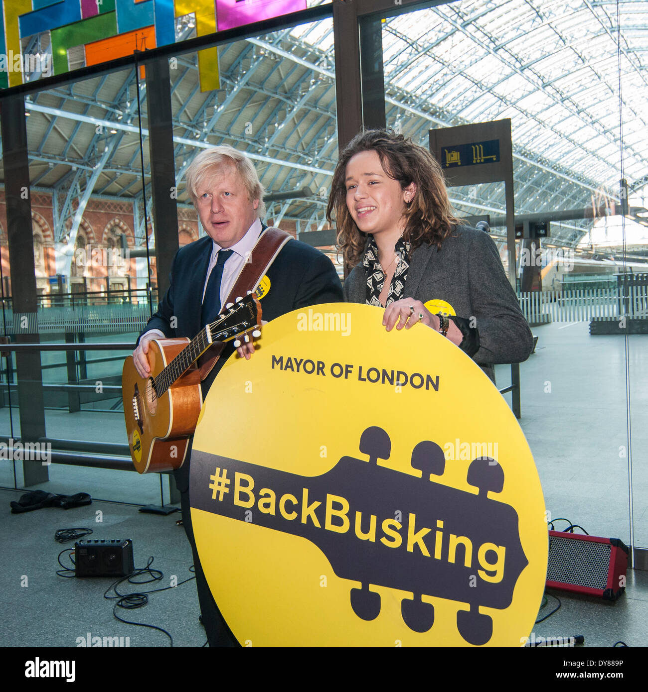 St. Pancras International Station, London, 9. April 2014.  Boris Johnson, Bürgermeister von London, kündigt die Gigs als Straßenmusikant Wettbewerb 2014 und startet die #BackBusking-Kampagne um die Hauptstadt Straßenmusiker zu fördern.  Im Bild, der Bürgermeister von London und pop-Star, Luke Freund steigt. Bildnachweis: Stephen Chung/Alamy Live-Nachrichten Stockfoto