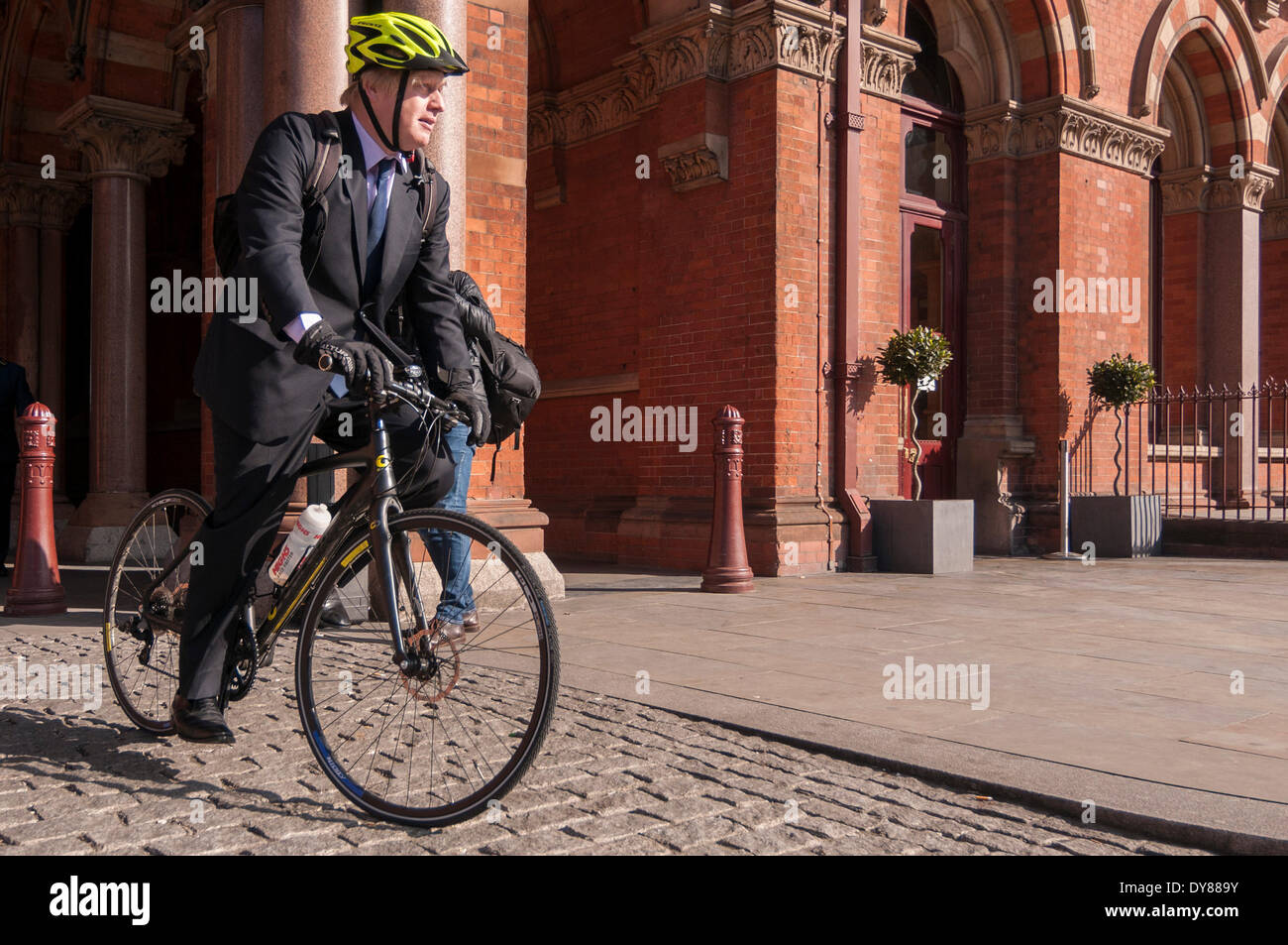 St. Pancras International Station, London, 9. April 2014.  Boris Johnson, Bürgermeister von London, fährt mit dem Fahrrad nach Bekanntgabe der Gigs als Straßenmusikant Wettbewerb 2014 und der #BackBusking Kampagne um die Hauptstadt zu pflegen Straße ist Musiker. Bildnachweis: Stephen Chung/Alamy Live-Nachrichten Stockfoto