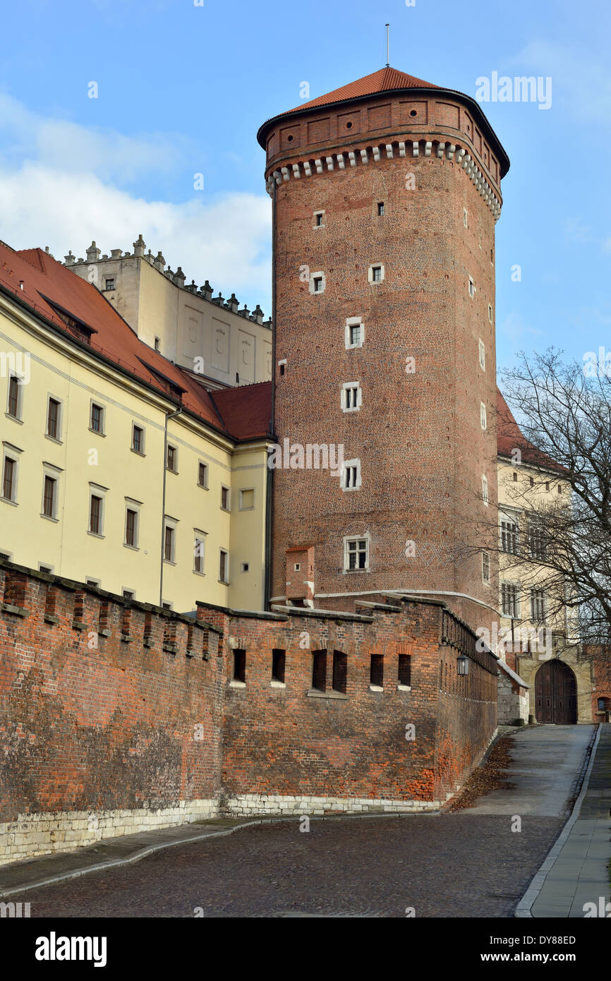 Das Königsschloss auf dem Wawel-Hügel Blick auf Süd-Ost-Turm. Zamek Królewski Na Wawelu Stockfoto