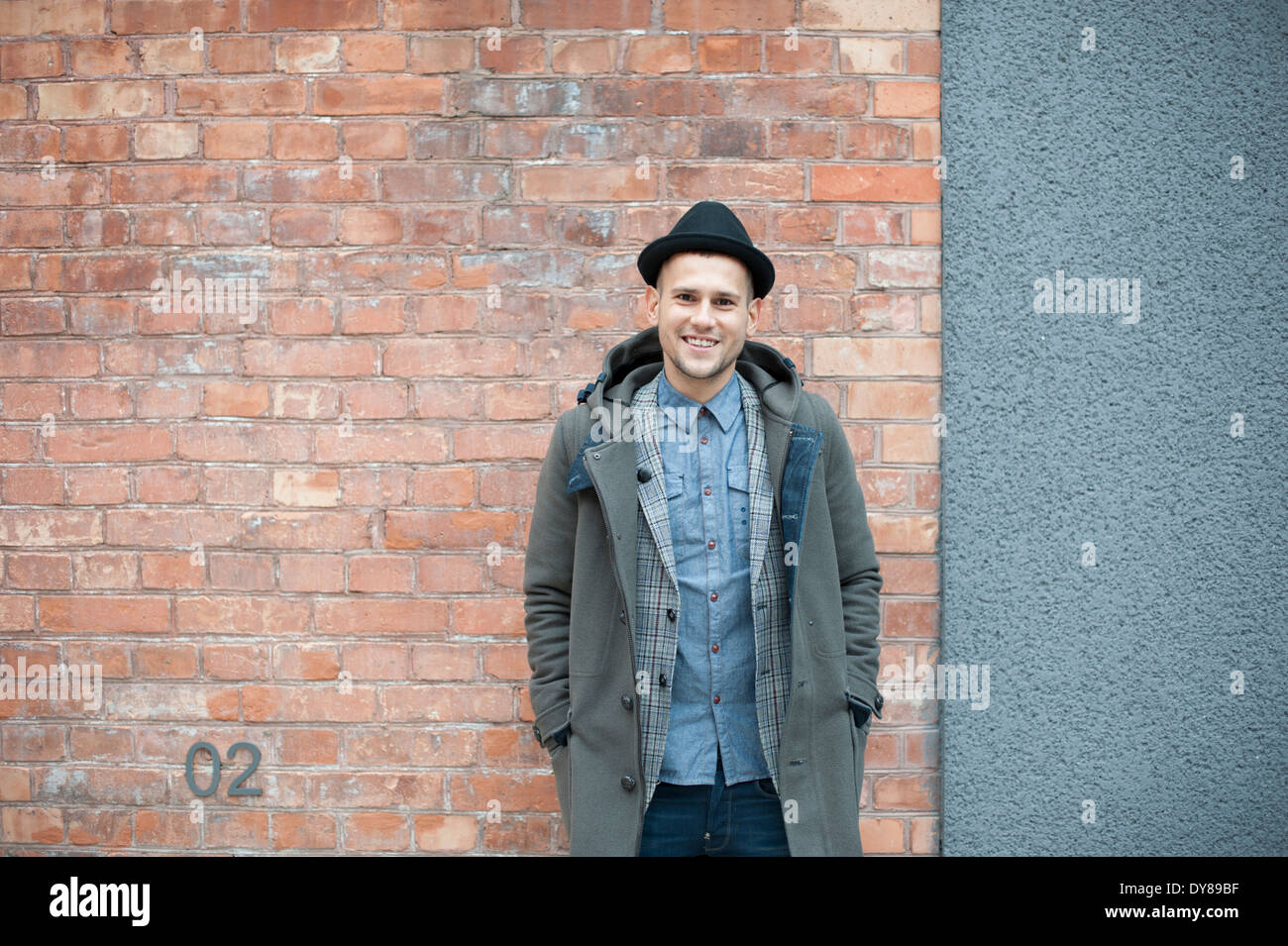 Junger Mann mit Hut Stockfoto