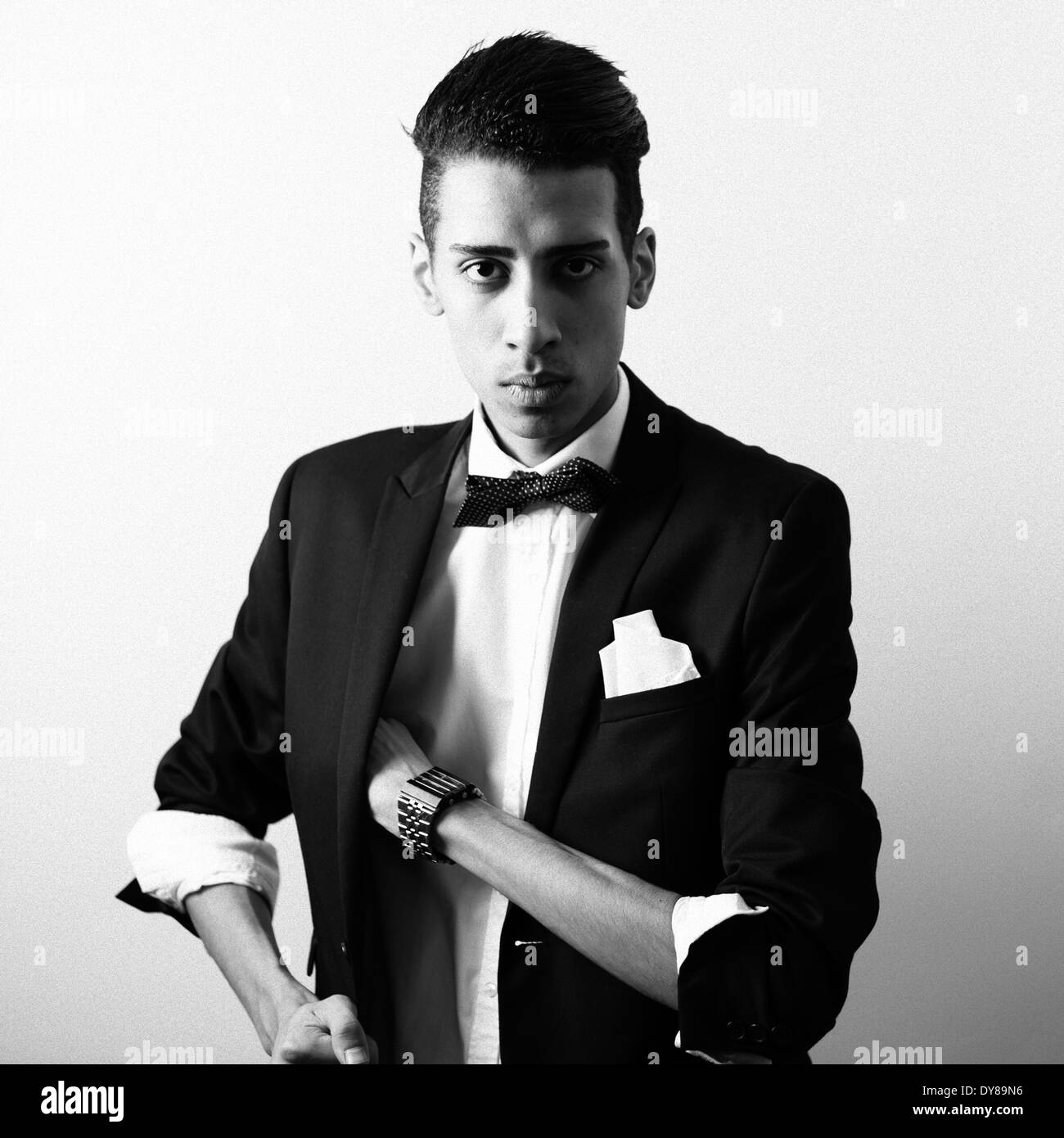 Junger Mann mit Anzug Stockfoto