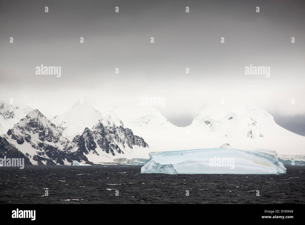 Eisberge abseits der Süd-Orkney-Inseln, direkt an der antarktischen Halbinsel. Stockfoto