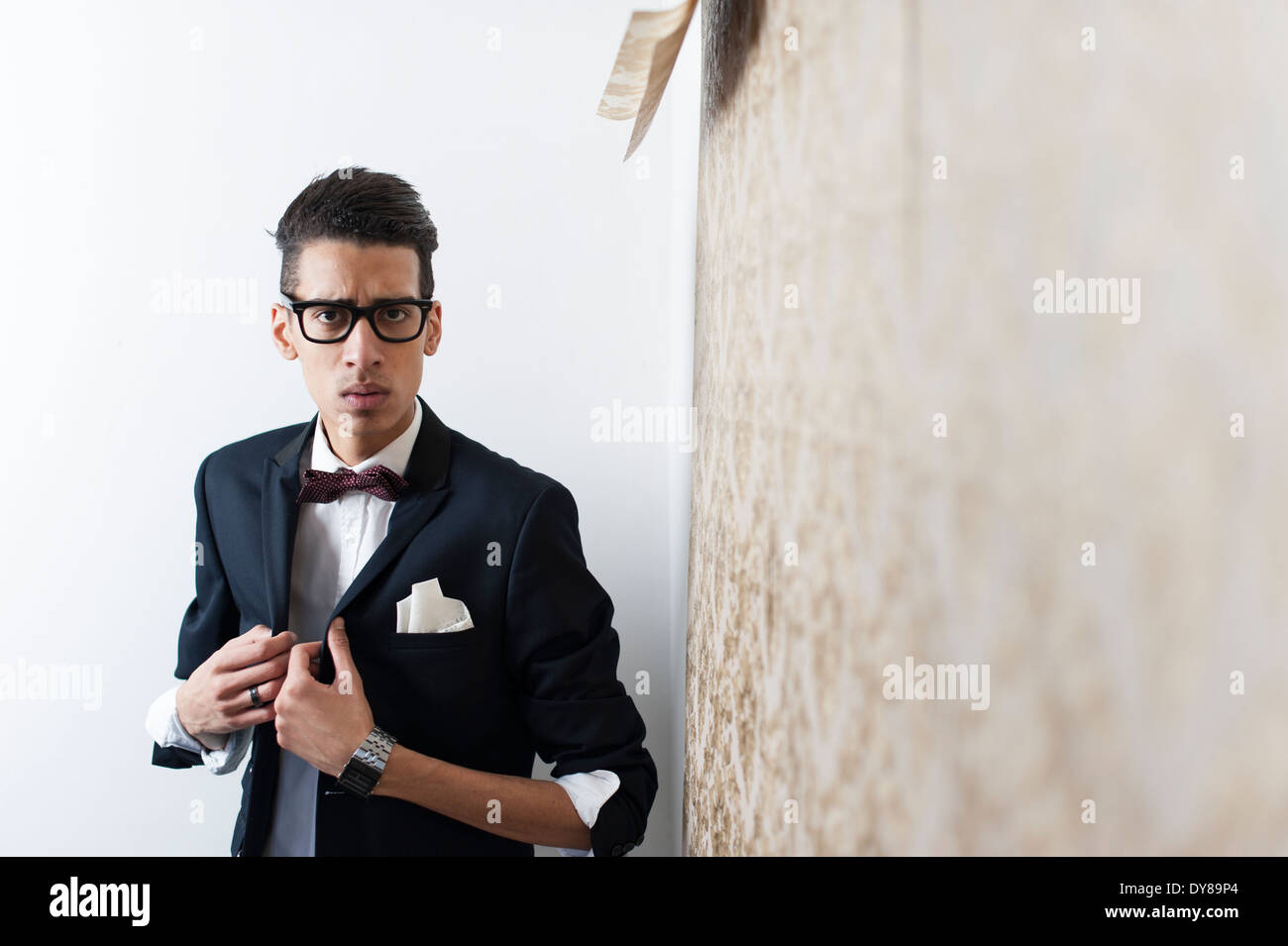 Junge Mann trägt Anzug und Gläser Stockfoto