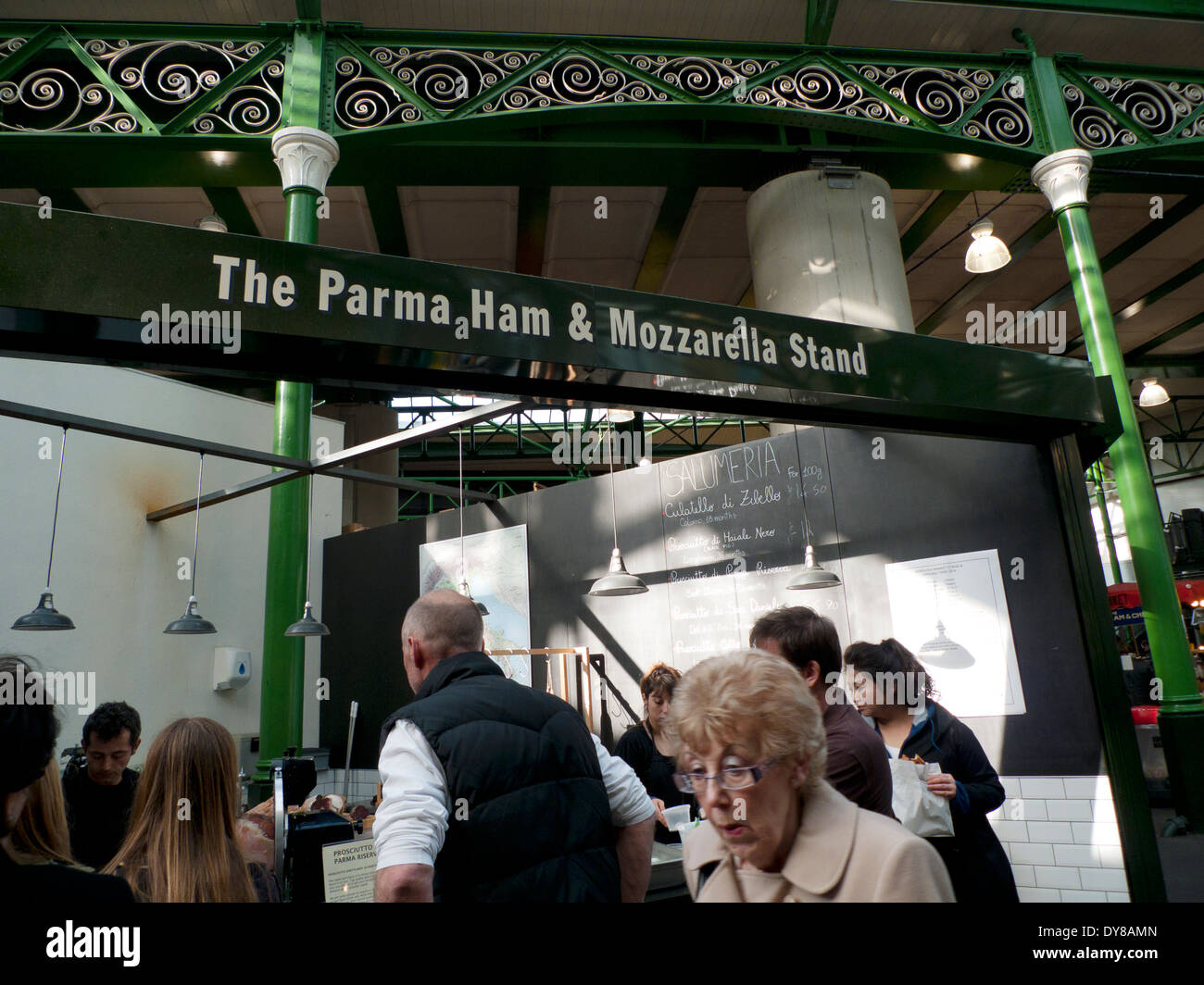 Parma-Schinken & Mozzarella Stand italienischen Garküche im Borough Market in London England UK KATHY DEWITT Stockfoto
