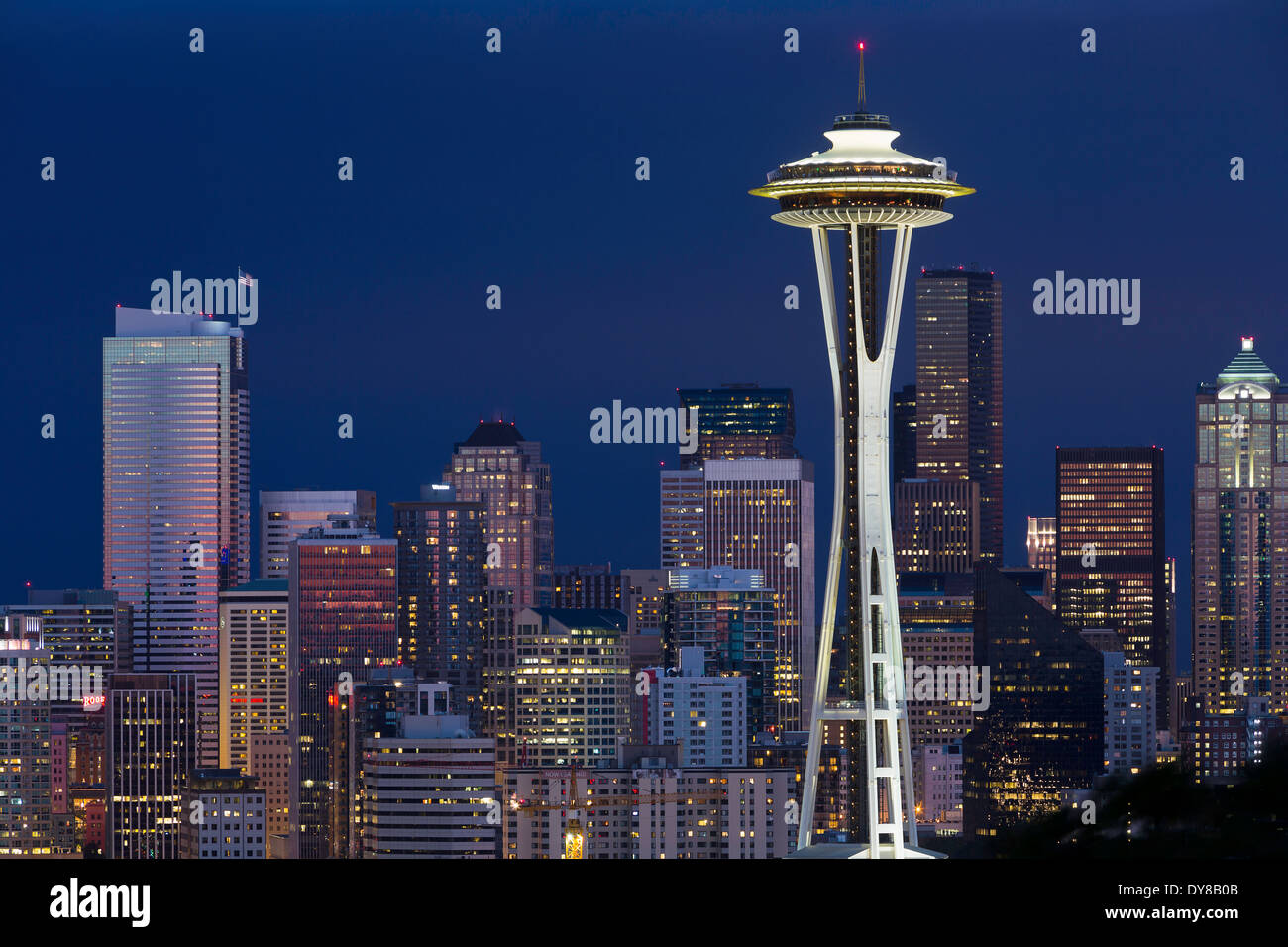 Die Innenstadt von Seattle, Washington in der Nacht im Sommer. Stockfoto