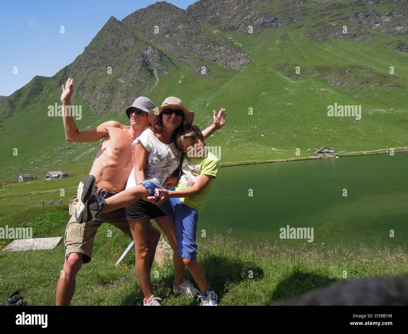 Mann Blumen Frau Kind Familie Schweiz Tessin See Cadagno Wiese See Ritomsee Piora Weide Weide Alpen Stockfoto