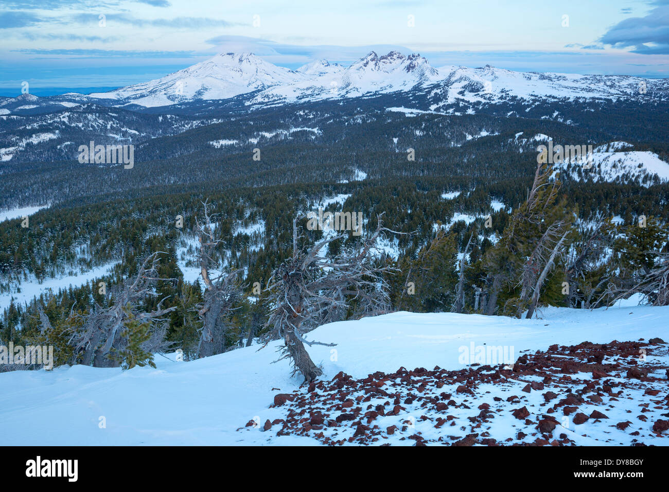 Sonnenaufgang über den Three Sisters und gebrochen oben Bergen in der Kaskade Palette von Oregon in der Nähe von Bend. USA. Winter Stockfoto