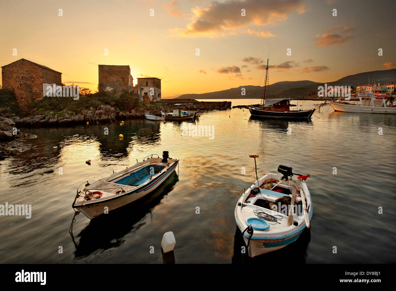 Sonnenuntergang am kleinen Hafen von Kardamyli, Präfektur Messenien, Peloponnes, Griechenland Stockfoto