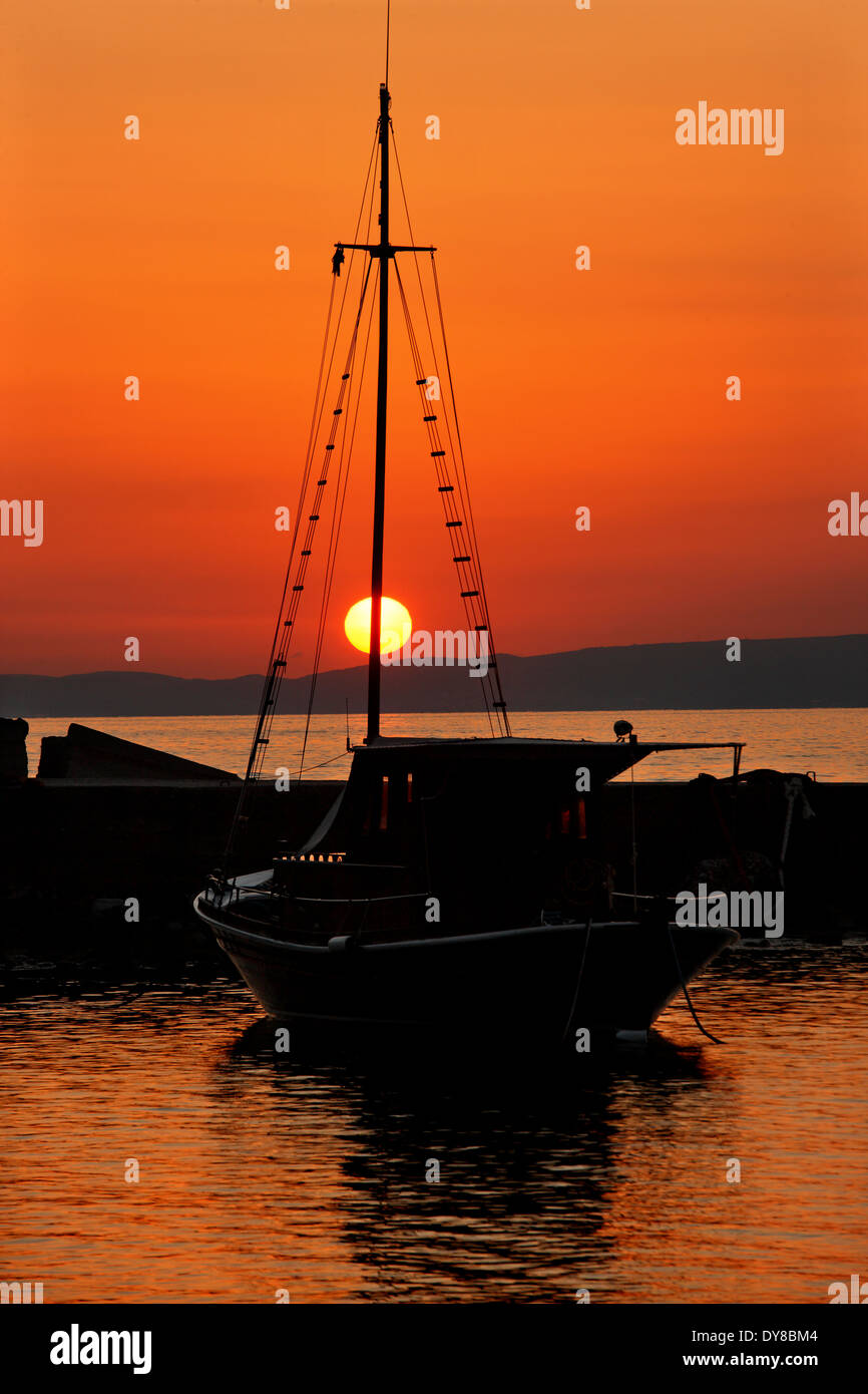 Sonnenuntergang am kleinen Hafen von Kardamyli, Präfektur Messenien, Peloponnes, Griechenland Stockfoto