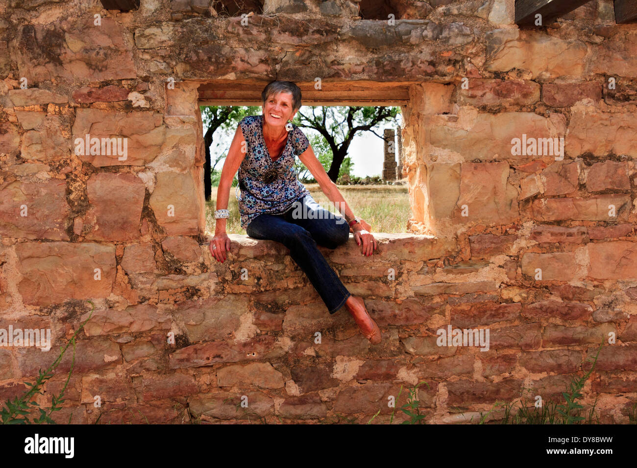 Abilene charmante ältere Frau Dame Gefühl junge Fort Phantom Hill glücklich gesundes Lachen frechen Senior schlanke lächelnd Texa Stockfoto