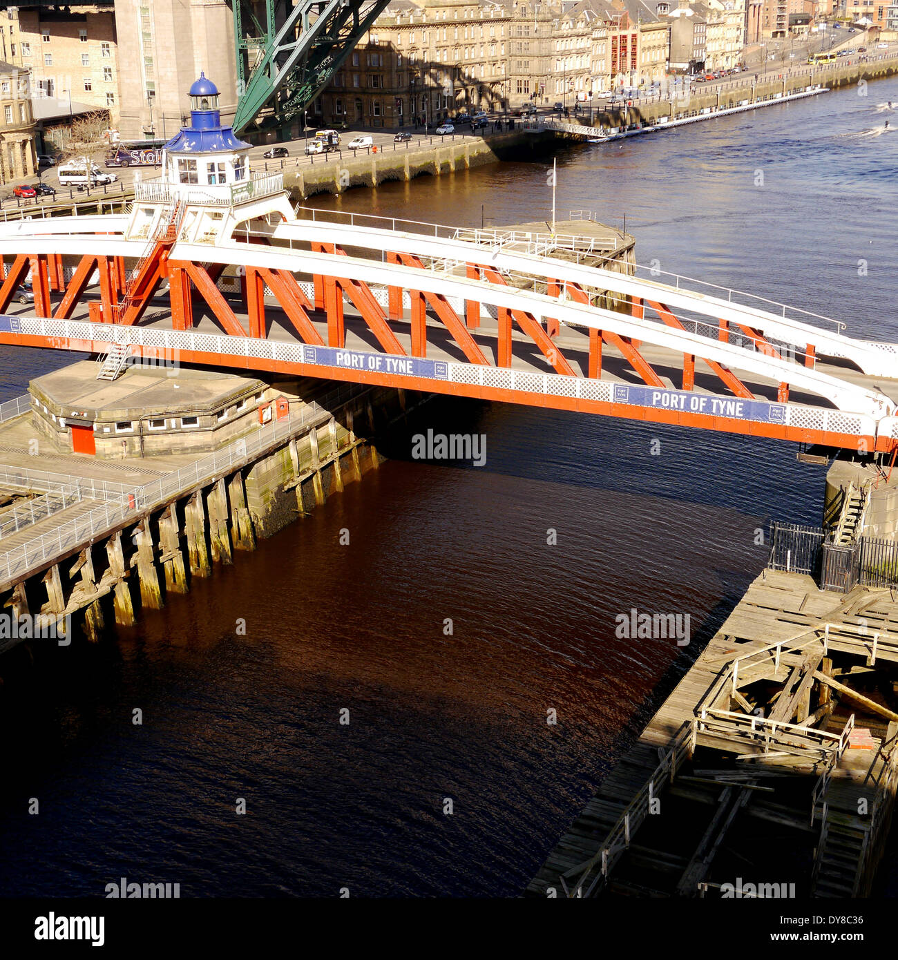 Drehbrücke - eine der vielen Brücken überspannt den Fluss Tyne, Newcastle, England, UK Stockfoto