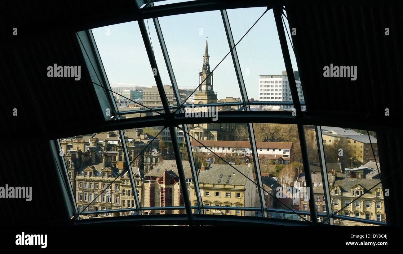Ansicht von All Saints Church, Newcastle Upon Tyne gesehen durch die Fenster des Gebäudes Sage Gateshead, UK Stockfoto