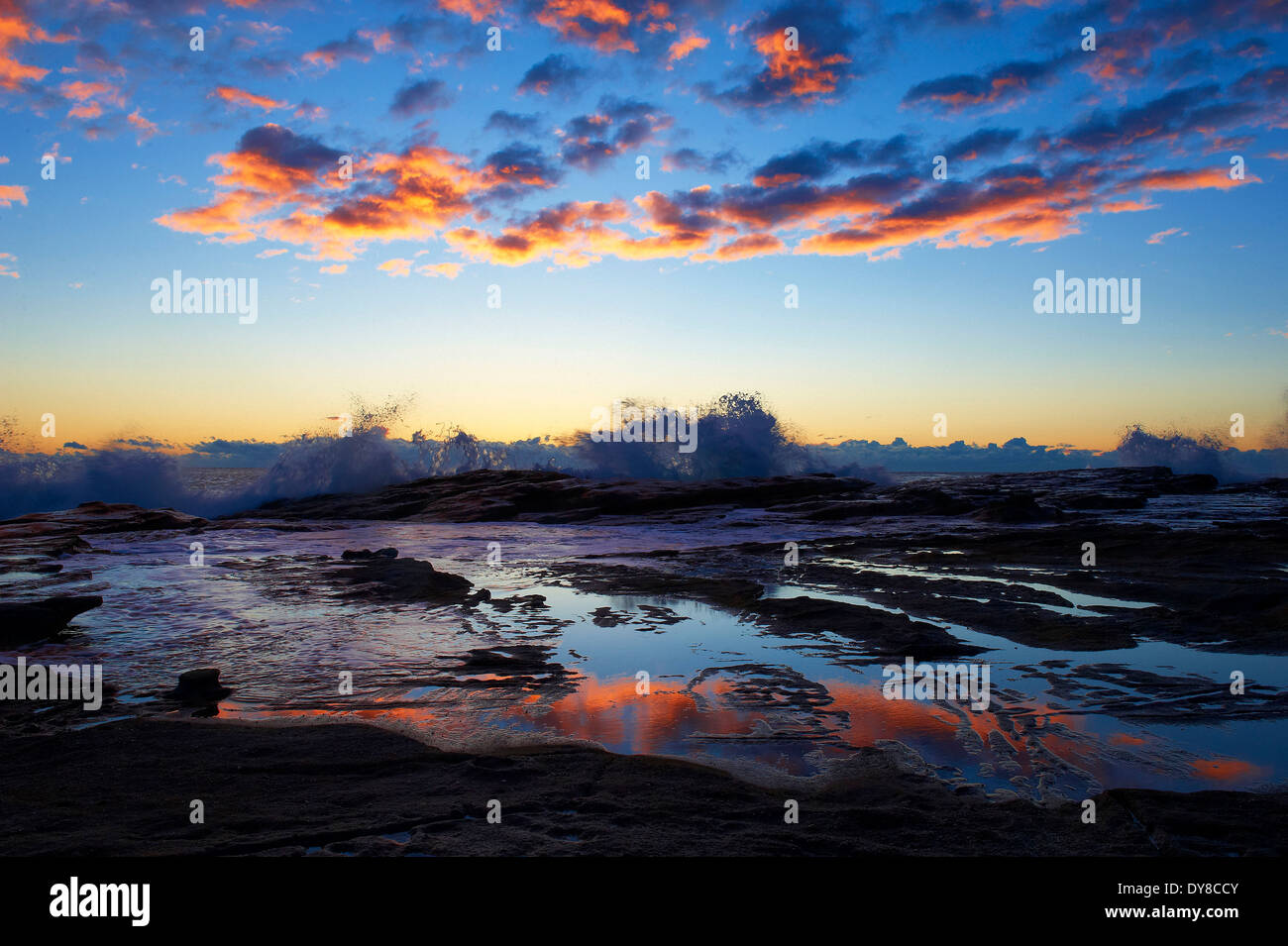 Australien, Bundjalung, Nationalpark, Meer, New-South.Wales, Sonnenaufgang, Reflexion, Stimmung, Wolken Stockfoto