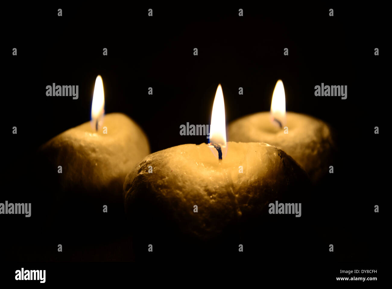 Drei Kerzen, die isoliert auf schwarz Stockfoto