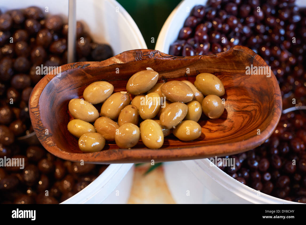 Natürliche Gourmet-Oliven zum Verkauf auf Markt der Provence Südfrankreichs Stockfoto