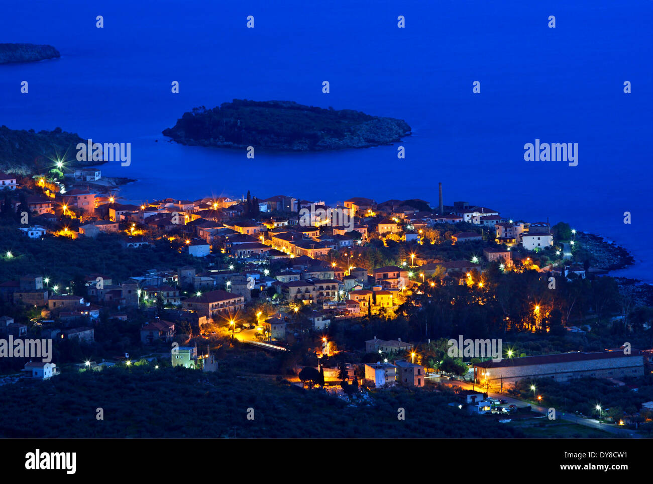 Panoramablick über Kardamyli, "Hauptstadt" der westliche Mani mit Meropi Inselchen in der BG, Präfektur Messenien, Peloponnes, Griechenland Stockfoto