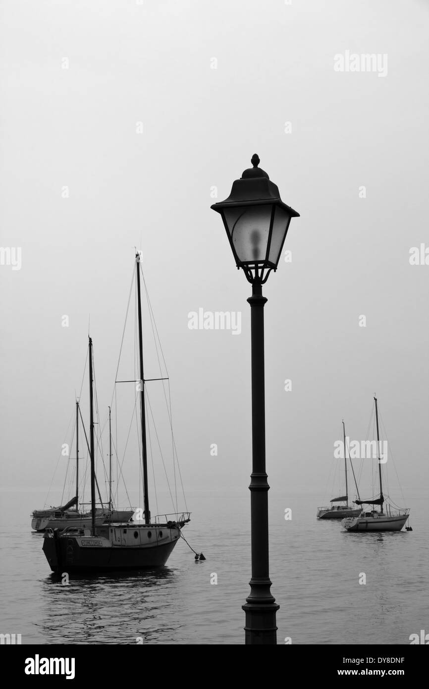 Segelyacht im Nebel auf der See Garda Village, Gardasee, Italien, Europa Stockfoto