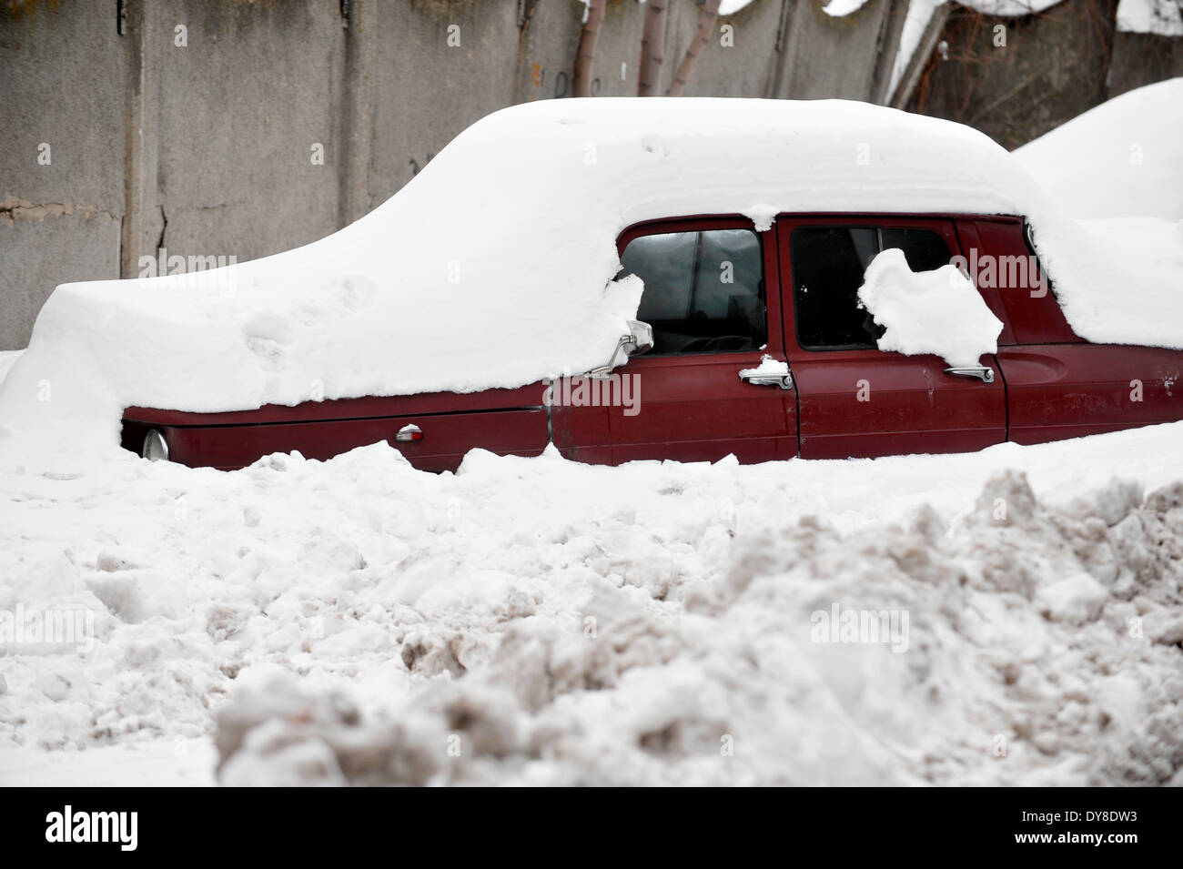 Verlassenes Auto nach starkem Schneefall mit Schnee bedeckt Stockfoto