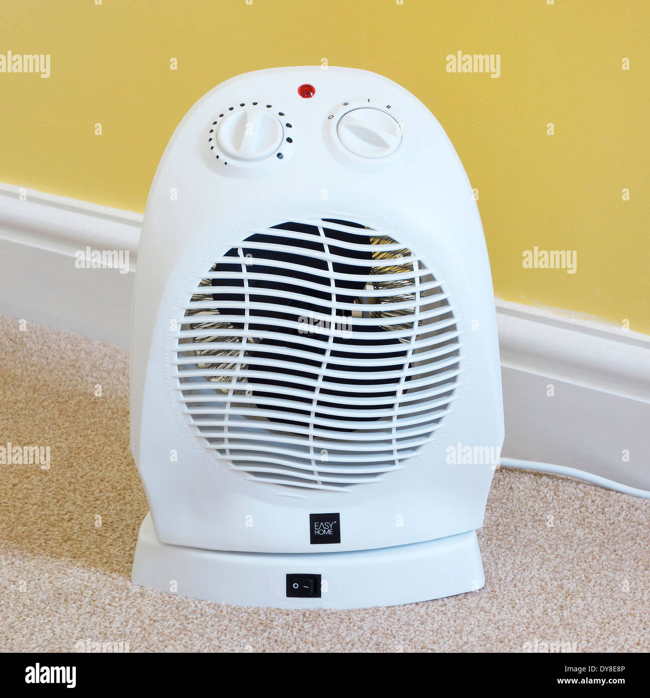 Oszillierender Ventilator im heimischen Raum, UK Stockfoto