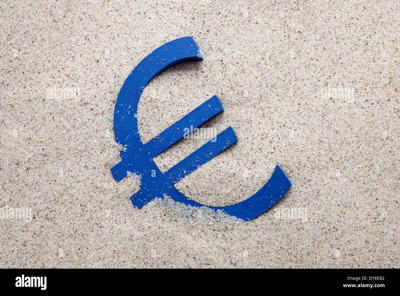 Blaue Eurozeichen im sand Stockfoto