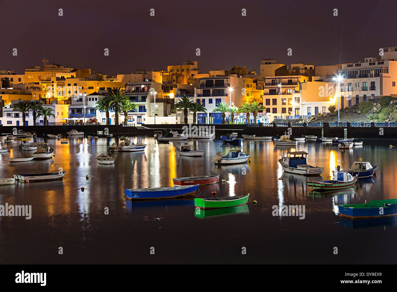 Boote vertäut im Hafen in der Abenddämmerung, Arrecife, Lanzarote, Kanarische Inseln, Spanien Stockfoto