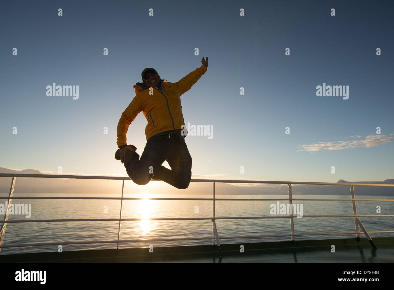 Ein Passagier auf dem Deck der Akademik Sergey Vavilov, verstärkt ein Eis Schiff bei einer Expedition in die Antarktis Stockfoto