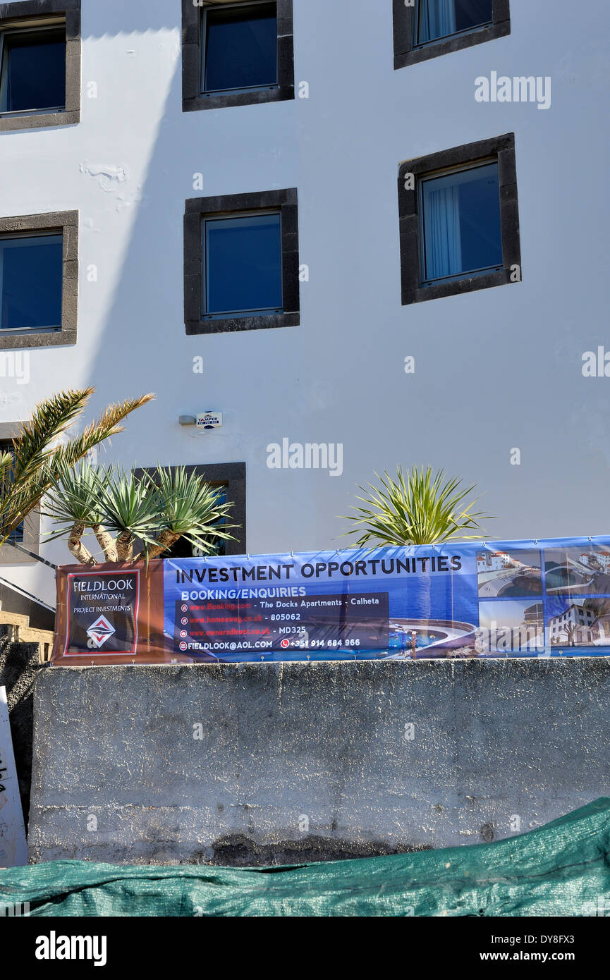 Anlagemöglichkeiten in Immobilien im Ausland banner Calheta Madeira Portugal Stockfoto
