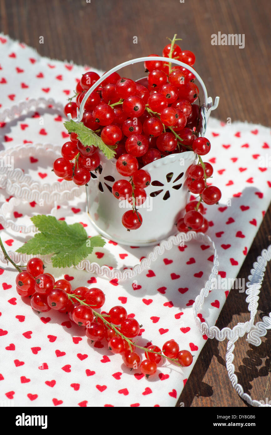 Rote Johannisbeeren in einen kleinen Korb Stockfoto