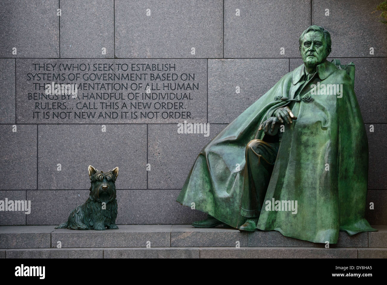 WASHINGTON DC, Vereinigte Staaten – Eine Statue von Präsident Franklin Delano Roosevelt am FDR Memorial am Ufer des Tidal Basin in Washingotn DC. Das Franklin Delano Roosevelt Memorial ist ein weitläufiges Monument, das sich über 7,5 Hektar im West Potomac Park der Hauptstadt erstreckt. Das 1997 eingeweihte Denkmal ist eine Hommage an den 32. Präsidenten der Vereinigten Staaten, FDR, und seinen anhaltenden Einfluss auf die amerikanische Geschichte. Stockfoto