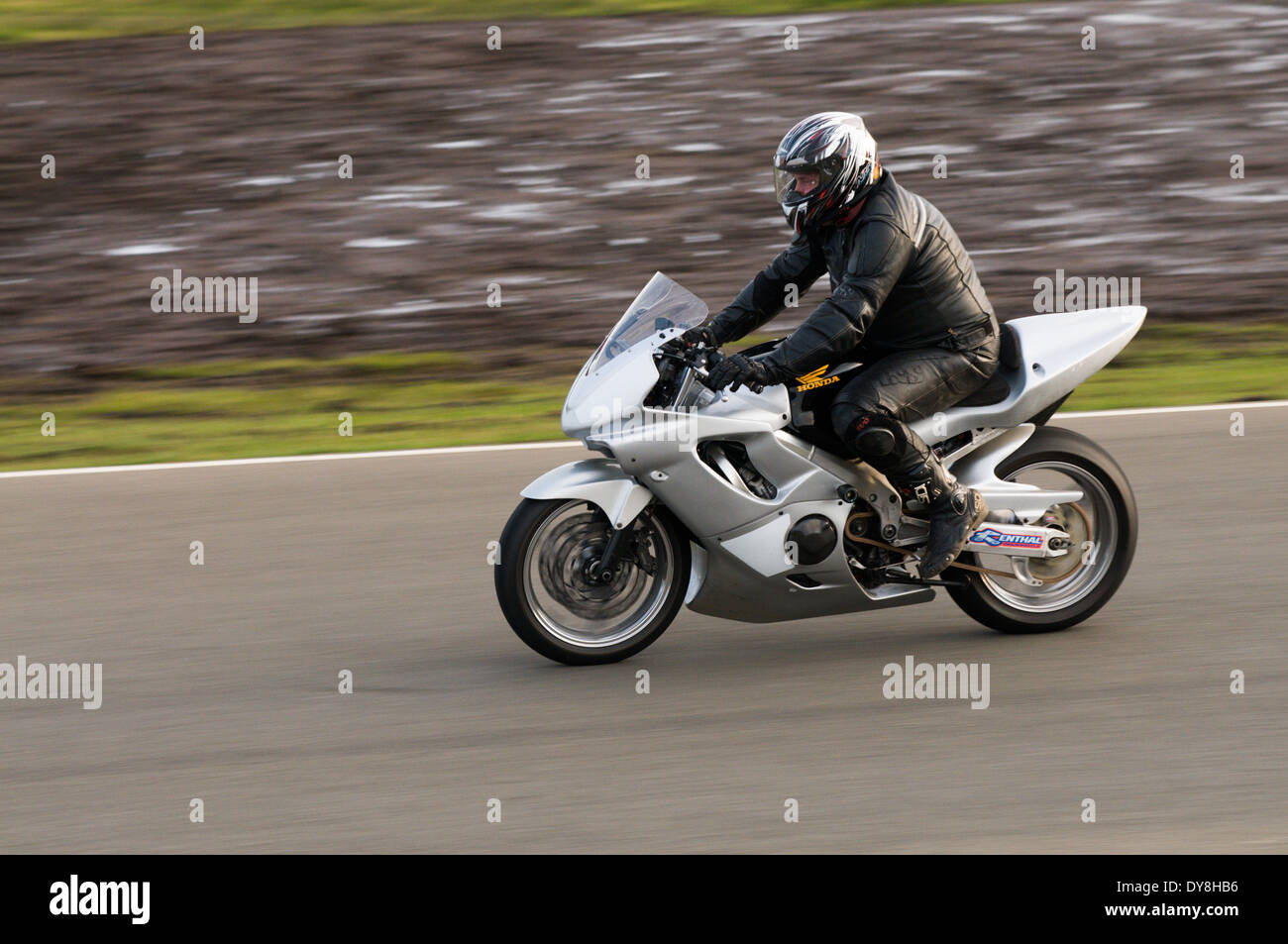 Super-Bike fahren eine Runde des Knockhill Circuit in Fife, Schottland. Stockfoto