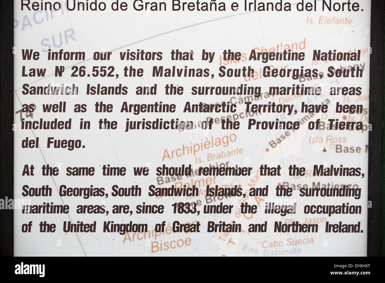 Ein Zeichen in Ushuaia über den Argentinier glauben über die Falklands Veing illegal von den Briten besetzt Stockfoto