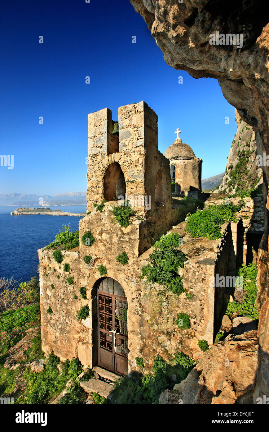 Die "versteckte" byzantinische Kirche von Agitra mit Kap Tigani im Hintergrund. Mani Region, Präfektur Lakonien, Peloponnes, Griechenland Stockfoto