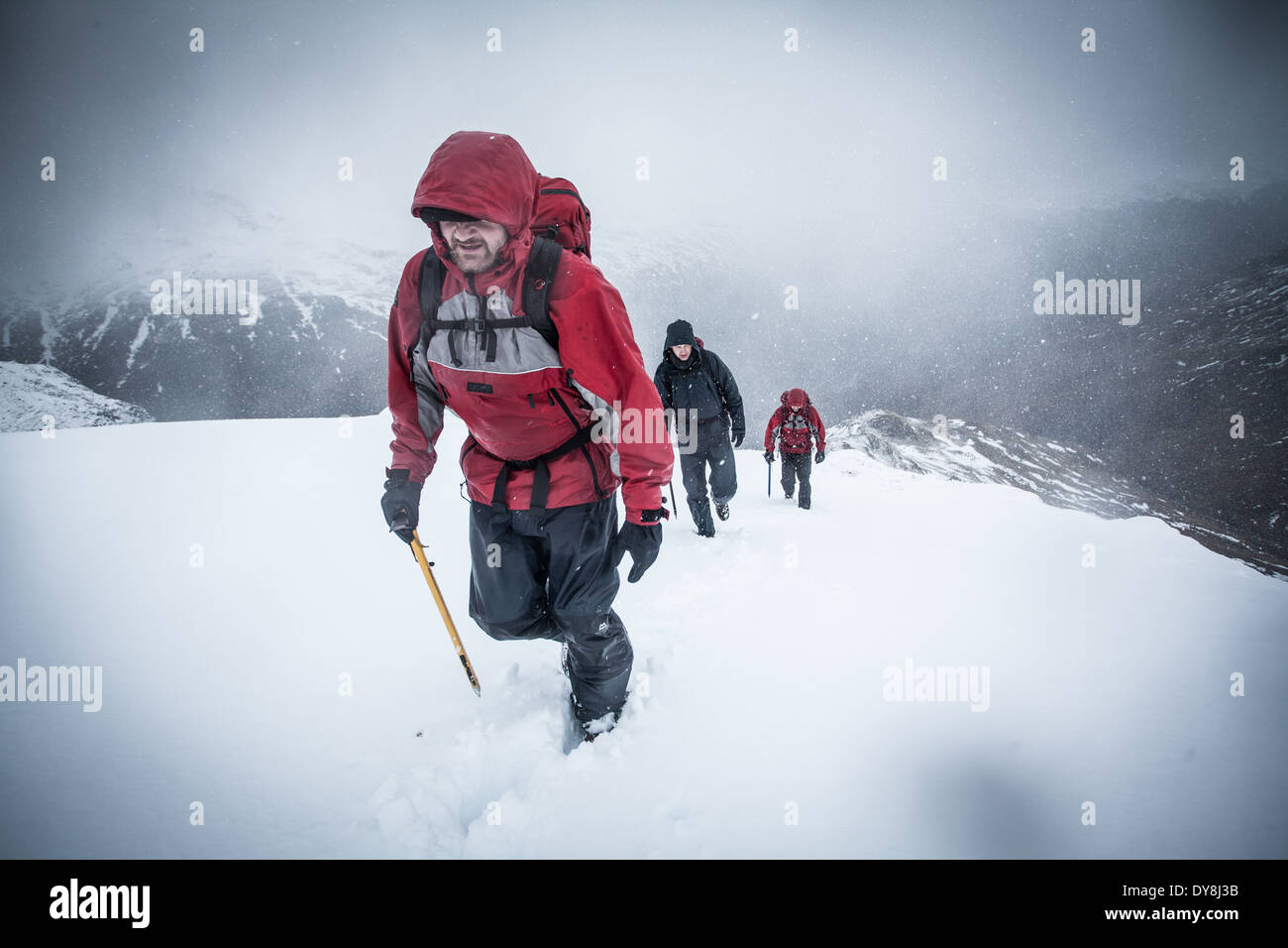 Winter-Bergsteigen in den schottischen highlands Stockfoto