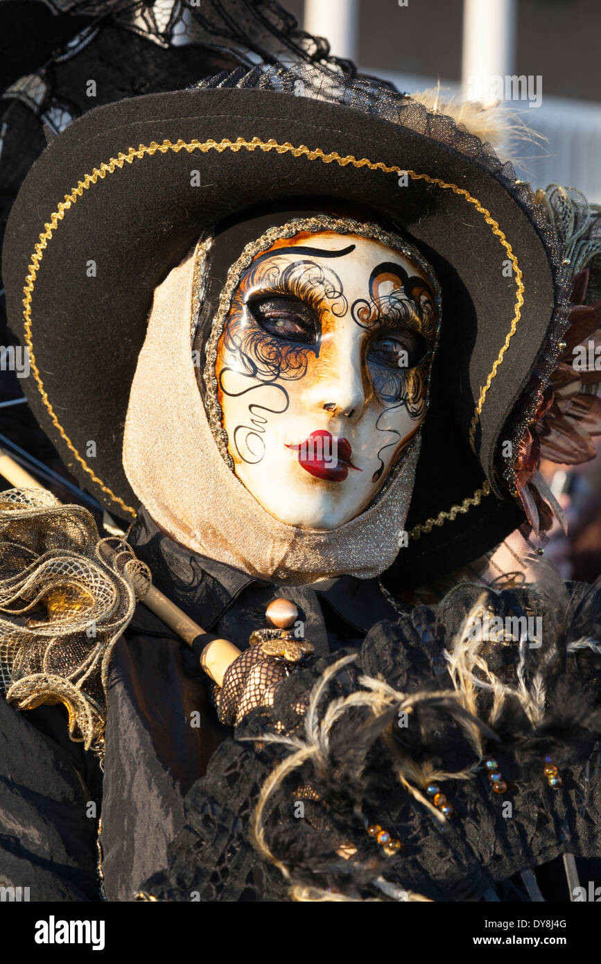 Karneval in Venedig, Nahaufnahme Porträt der Frau in historischen Kostümen, Maske und Hut während der Carnevale di Venezia, Italien Stockfoto
