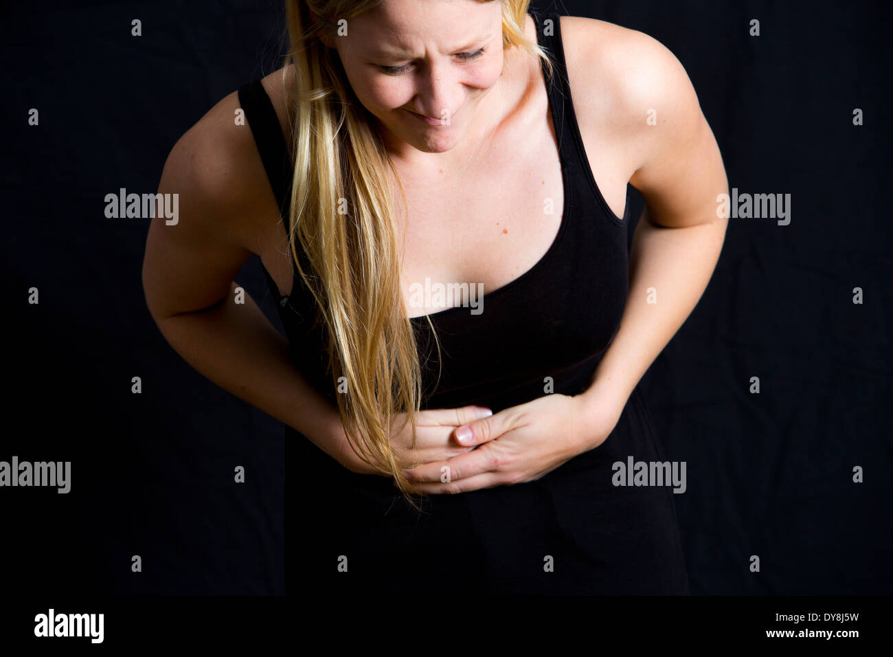 Junge Frau hat Bauchschmerzen Stockfoto