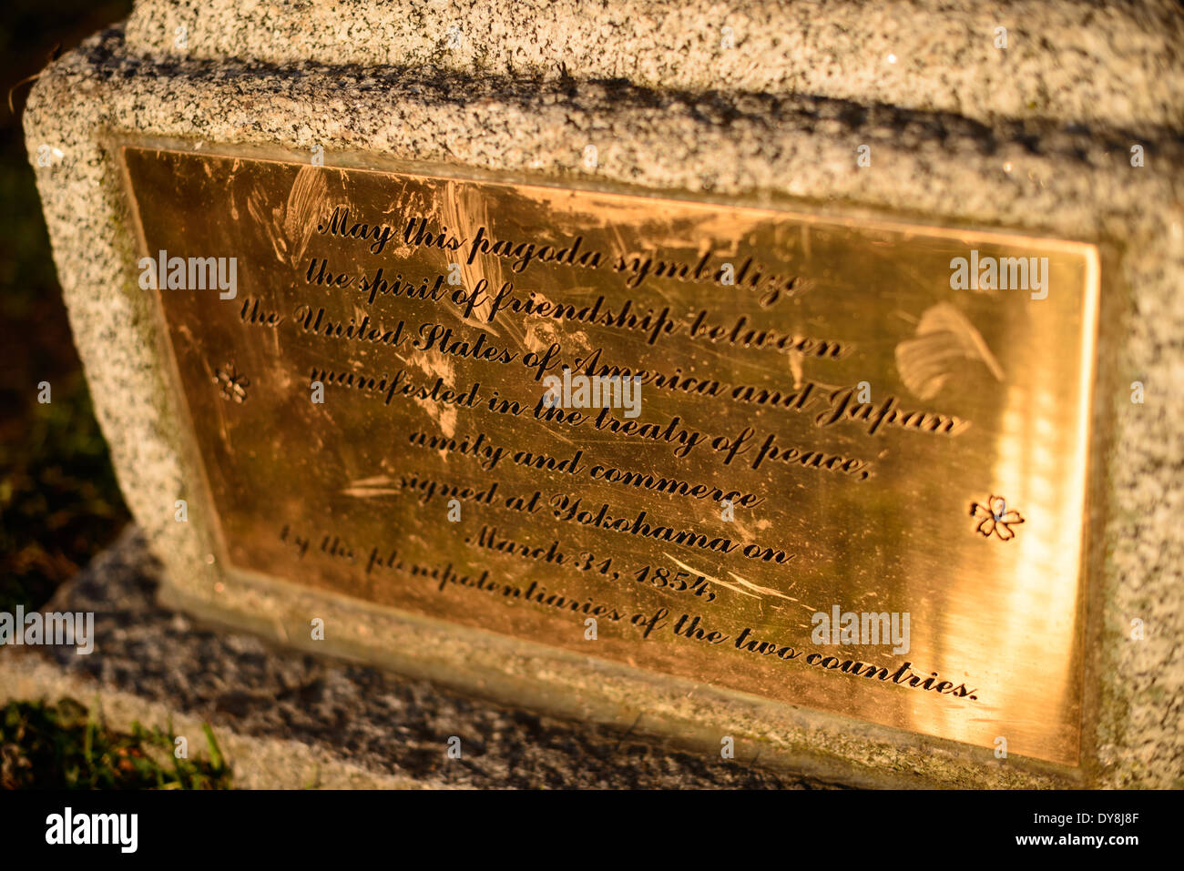 WASHINGTON DC, Vereinigte Staaten – die japanische Pagode, eine kunstvoll verzierte Steinskulptur, steht ruhig am Tidal Basin in Washington, D.C. Dieses traditionelle Denkmal, ein Geschenk aus Japan im Jahr 1957, unterstreicht das kulturelle Ambiente des Beckens und ergänzt die berühmten Kirschblüten der Gegend. Stockfoto